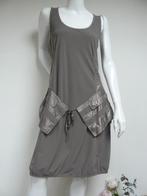 INDIES STUDIO travelstof jurk maat 4 = M/L zandkleurig NIEUW, Kleding | Dames, Nieuw, Grijs, Maat 42/44 (L), Knielengte