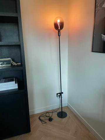 Staande zwarte designer lamp beschikbaar voor biedingen