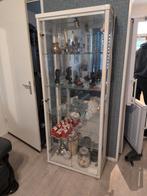 Witte vitrinekast met glazen planken, Ophalen