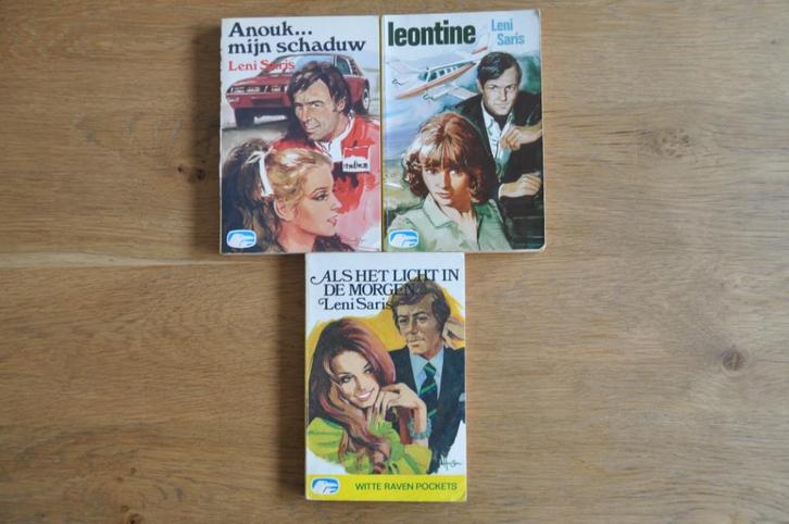 3 WITTE RAVEN-pockets van Leni Saris, Boeken, Romans, Gelezen, Nederland, Ophalen of Verzenden