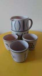 Grijze vintage kan met 3 kopjes, Huis en Inrichting, Keuken | Servies, Ophalen of Verzenden, Aardewerk, Overige stijlen, Kop(pen) en/of Schotel(s)