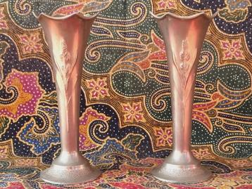 Mooi stel oude silverplate vaasjes uit Engeland 13,3 cm. beschikbaar voor biedingen