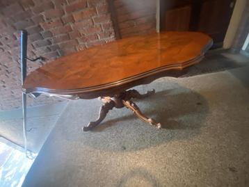 Antieke ovale salontafel beschikbaar voor biedingen
