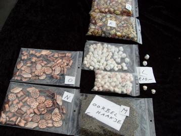 kralen opruiming. grote zakken. en oorbel haakjes beschikbaar voor biedingen