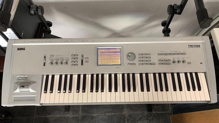 KORG TRITON CLASSIC synthesizer, Muziek en Instrumenten, Synthesizers, Gebruikt, 61 toetsen, Korg, Met midi-aansluiting, Met standaard