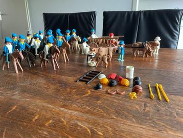 Vintage playmobil ossenwagen en 15 paarden en 20 popjes beschikbaar voor biedingen