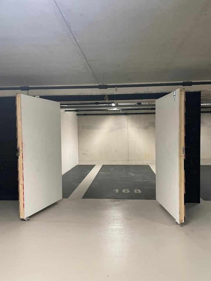 Parkeerbox in een afgesloten parkeergarage op Cruquiuseiland, Auto diversen, Autostallingen en Garages