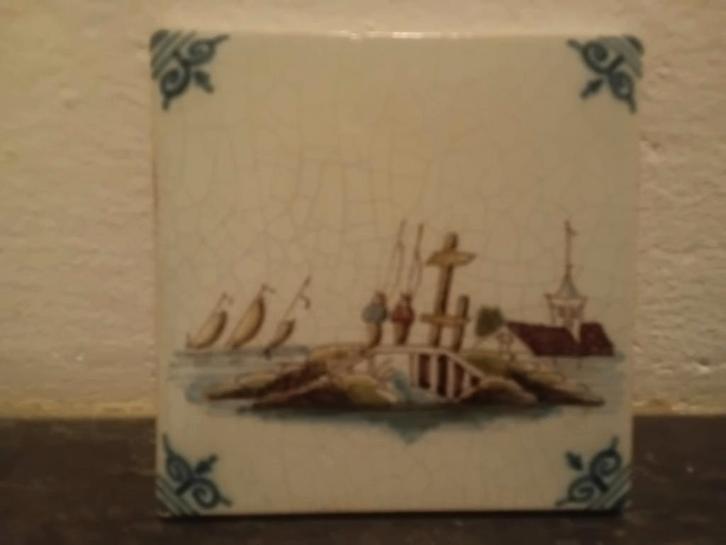 Makkummer Tegeltje 2 Vissers op brug Zeilschepen gebouw, Antiek en Kunst, Antiek | Wandborden en Tegels, Ophalen of Verzenden