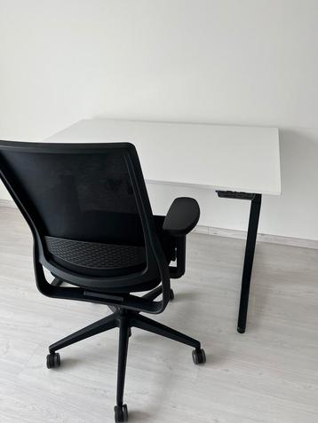 Ahrend bureau elektrisch bureaustoel nieuw zwart wit €1.700 beschikbaar voor biedingen