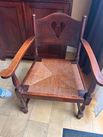 Antieke stoel met hart detail beschikbaar voor biedingen