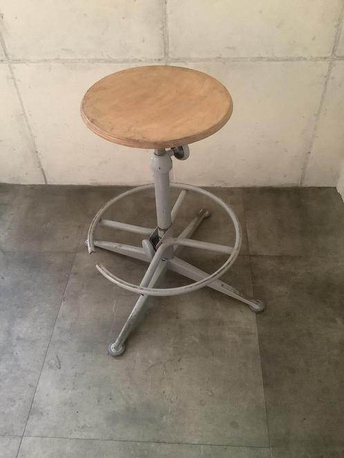 Krukje kruk Ahrend de cirkel. Friso kramer gemerkt 175€, Huis en Inrichting, Krukjes, Ophalen
