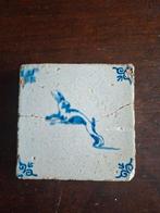 Antieke Delftsblauwe tegel: hond / haas / konijn, Antiek en Kunst, Antiek | Wandborden en Tegels, Ophalen of Verzenden