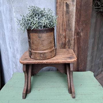 Oud brocante houten krukje opstapje vensterbankje *Etage3* beschikbaar voor biedingen