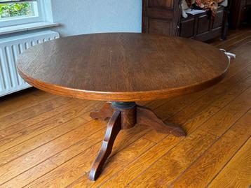 Ronde houten tafel beschikbaar voor biedingen