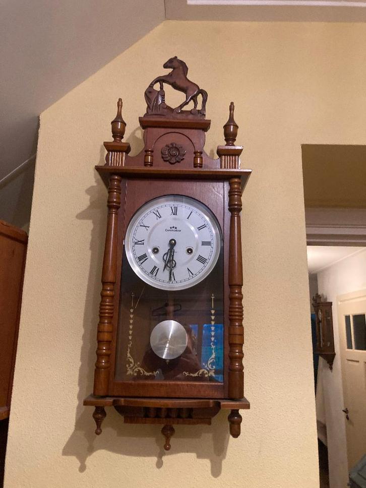 Mooie vintage wandklok met houten paard, Antiek en Kunst, Antiek | Klokken, Ophalen of Verzenden