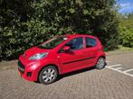 Peugeot 107 1.0 12V 5DR 2011 Rood, Auto's, Voorwielaandrijving, Euro 5, Stof, Zwart