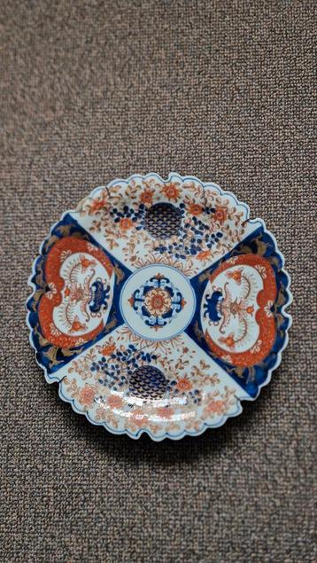 Antiek Chinees Bord met Decoratief Motief beschikbaar voor biedingen
