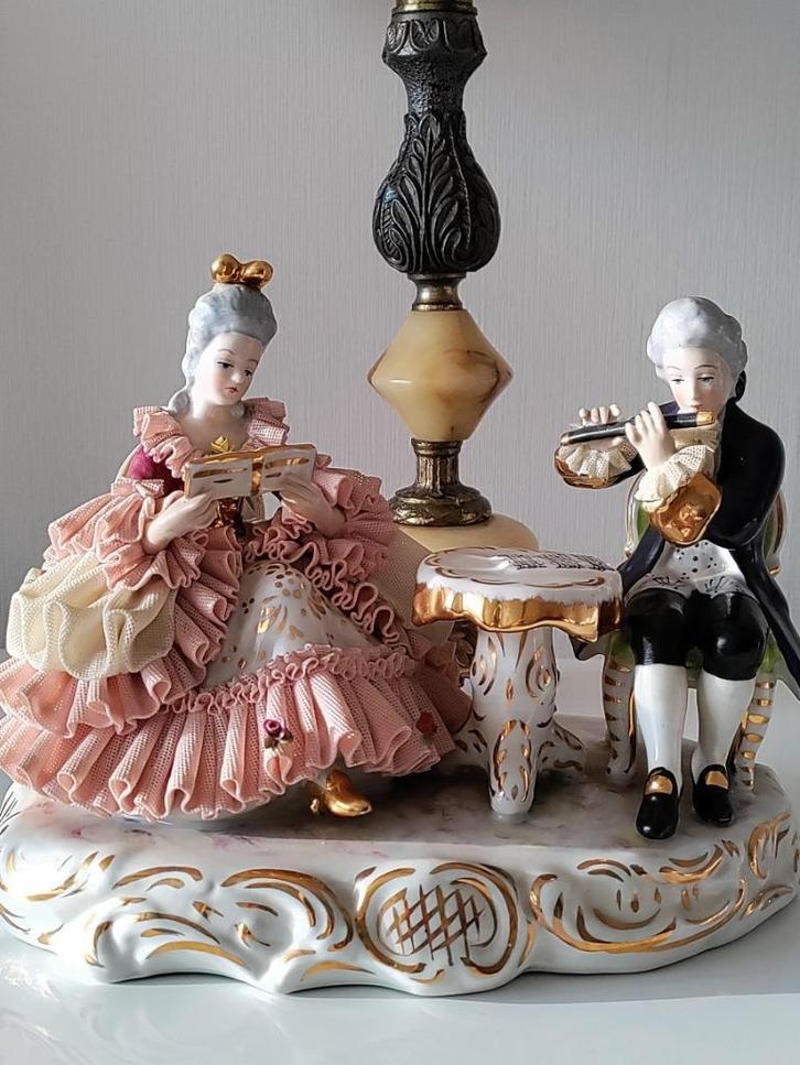 DRESDEN PORSELEINEN BEELDJE in ROCOCO stijl, Antiek en Kunst, Antiek | Porselein, Ophalen of Verzenden
