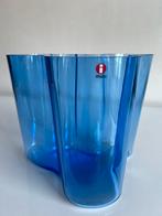 Iittala Alvar Aalto Savoy Vaas Ultramarijn 160 mm Nieuwstaat, Huis en Inrichting, Ophalen of Verzenden, Zo goed als nieuw, Glas