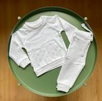 Helemaal nieuw wit pakje met mooie details., Kinderen en Baby's, Babykleding | Maat 56, Nieuw, Ophalen of Verzenden, Setje