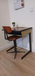 Mooi vintage kinderbureau met bureaustoel, Kinderen en Baby's, Kinderkamer | Tafels en Stoelen, Ophalen, Gebruikt, Tafel(s)