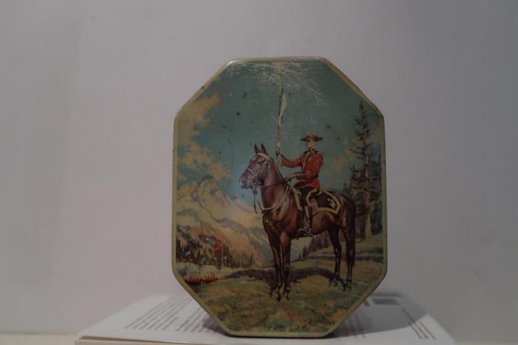 Vintage achthoekig blik, Canadese politie te paard, Verzamelen, Blikken, Gebruikt, Overige, Overige merken, Ophalen of Verzenden