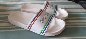 Vrolijk gekleurde badslippers Hummel Unisex maat 40 ( wit ).