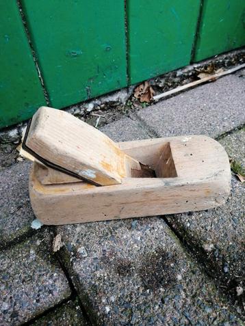 Oude houtschaaf beschikbaar voor biedingen