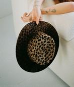 GEZOCHT: old habits die hard hoed in safari cheetah 58, Kleding | Dames, Hoeden en Petten, Ophalen, Zo goed als nieuw, 58 cm (L, 7¼ inch) of meer