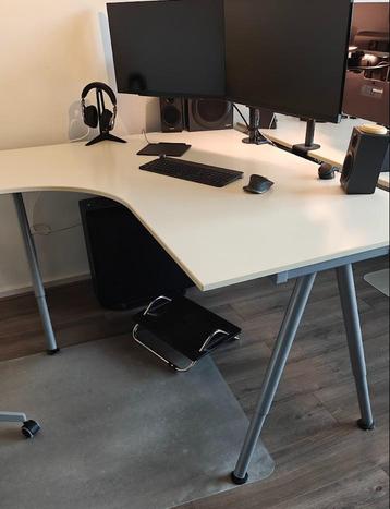 Twee witte Ikea Galant bureaus met één zijstuk in één koop - afbeelding 2