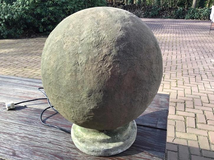 “TUINLAMP “ DESIGN BETONNEN VOET MET KUNSTSTOF BOL, Tuin en Terras, Tuinmeubel-accessoires, Ophalen of Verzenden