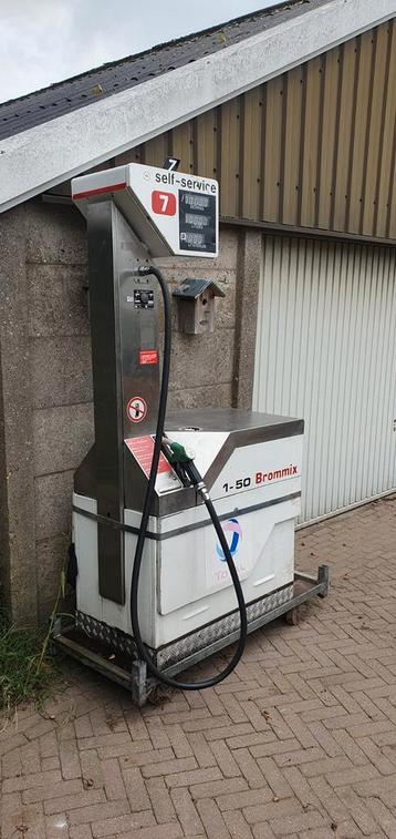Te koop ouderwetse mengsmering benzinepompen uit de jaren 90 beschikbaar voor biedingen