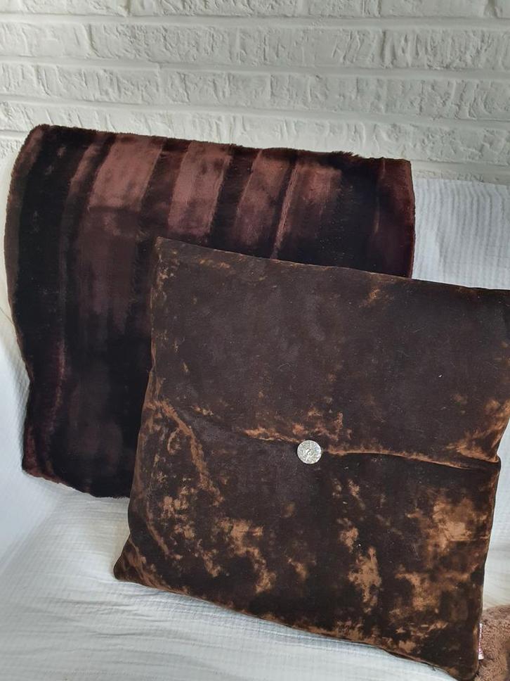 2 sierkussen(slopen) donkerbruin nepbont, Huis en Inrichting, Woonaccessoires | Kussens, Zo goed als nieuw, Vierkant, Ophalen of Verzenden