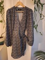 Nikkie grijs/wit overslag jurkje - Maat 38, Maat 38/40 (M), Ophalen of Verzenden, Zo goed als nieuw, Nikkie