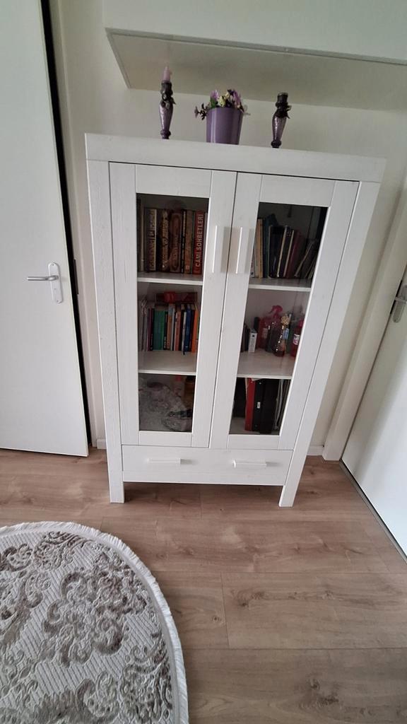 Witte houten kast met glazen deuren, Huis en Inrichting, Kasten | Boekenkasten, Zo goed als nieuw, 50 tot 100 cm, 100 tot 150 cm
