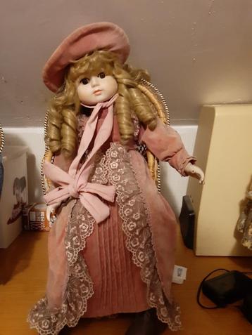 Porseleinen poppen (antiek) beschikbaar voor biedingen