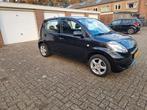 Daihatsu Sirion 1.3 AUT 2010 Zwart, Auto's, Daihatsu, Stof, 4 cilinders, Zwart, 1000 kg