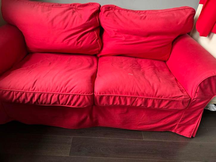 Rode IKEA Bank - Comfortabel en Stijlvol!, Huis en Inrichting, Banken | Sofa's en Chaises Longues, Gebruikt, Tweepersoons, 150 tot 200 cm