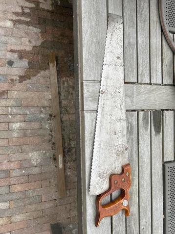 Antieke Handzaag met Houten Handvat beschikbaar voor biedingen