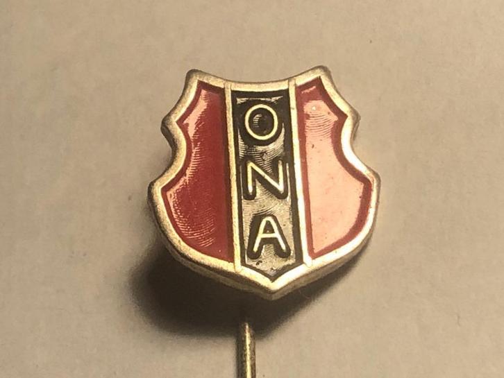 Metalen ONA VOETBALCLUB GOUDA Speld (Rood/Zwart)., Verzamelen, Speldjes, Pins en Buttons, Zo goed als nieuw, Speldje of Pin, Sport