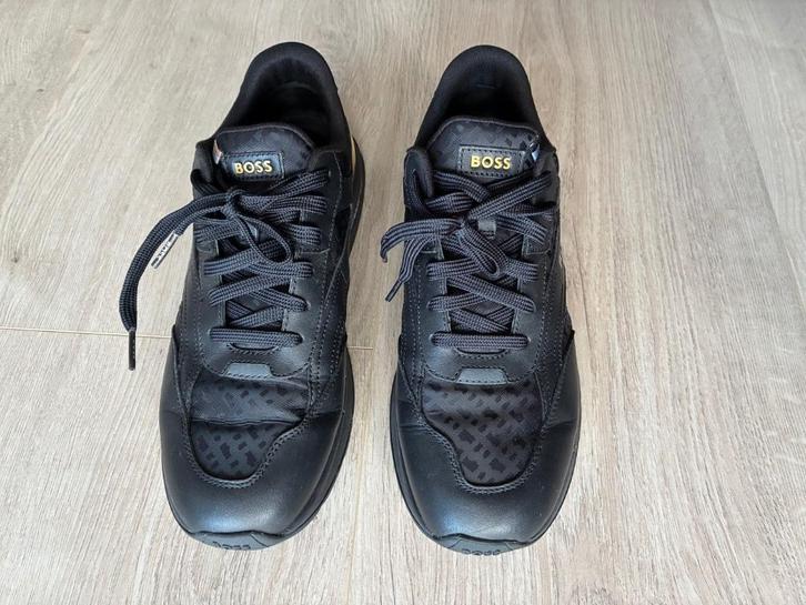 Sneakers Hugo Boss Zwart NIEUW met Goud maat 42 zie foto's, Kleding | Heren, Schoenen, Nieuw, Sneakers of Gympen, Zwart, Ophalen of Verzenden