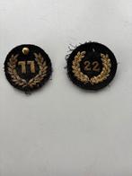 (M) 2x carnavals insigne – gouden laurierkrans met nummer, Verzenden, Zo goed als nieuw