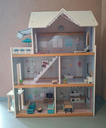 Houten Poppenhuis met Lift & Meubels beschikbaar voor biedingen