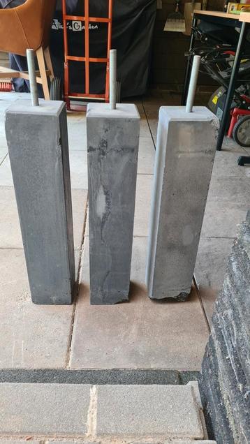 Beton-poeren/Antraciet. beschikbaar voor biedingen