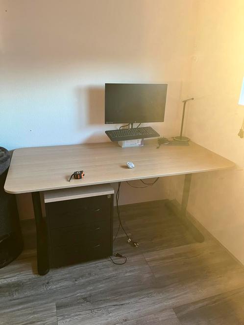 Werk bureau, Huis en Inrichting, Bureaus, Zo goed als nieuw, Bureau, In hoogte verstelbaar, Ophalen