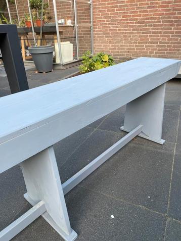 Lange houten bank beschikbaar voor biedingen