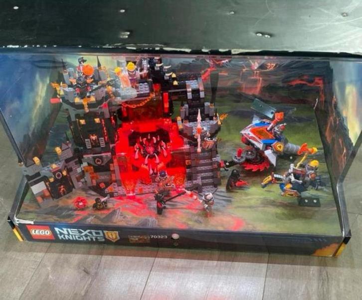 LEGO Nexo Knights Jestro's vulkaanbasis 70323 display, Kinderen en Baby's, Speelgoed | Duplo en Lego, Zo goed als nieuw, Lego