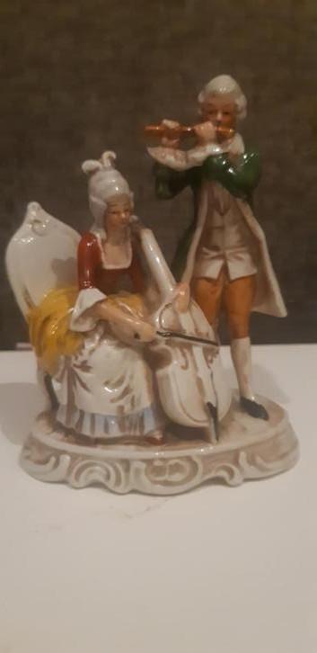 Duits vintage porseleinen  beeldje beschikbaar voor biedingen