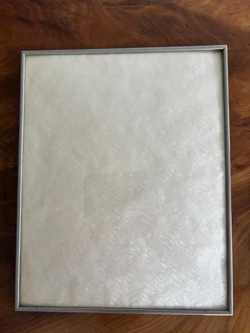 Vintage fotolijstje gedecoreerde metalen rand bol glas 24*30 beschikbaar voor biedingen