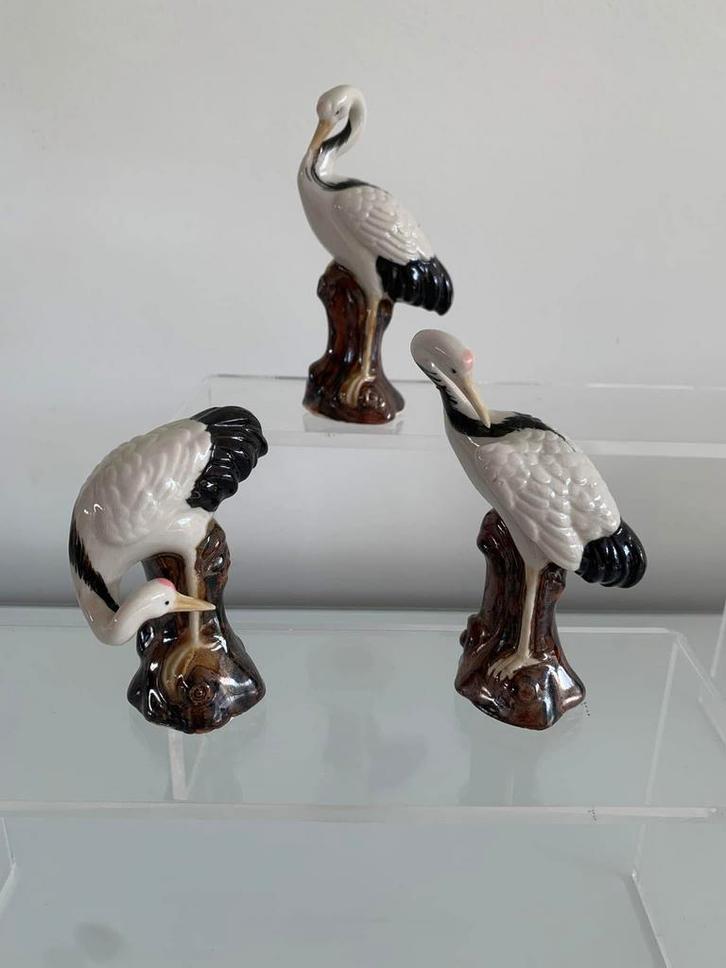 Drie antieke porseleinen kraanvogel beeldjes, Verzamelen, Beelden en Beeldjes, Gebruikt, Dier, Ophalen of Verzenden